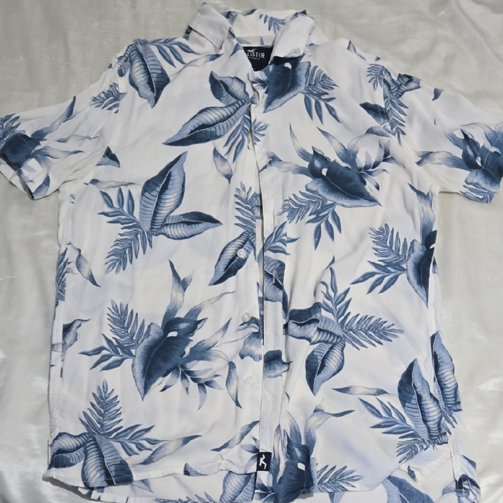 Hollister White and Blue Leaf Print Shirt